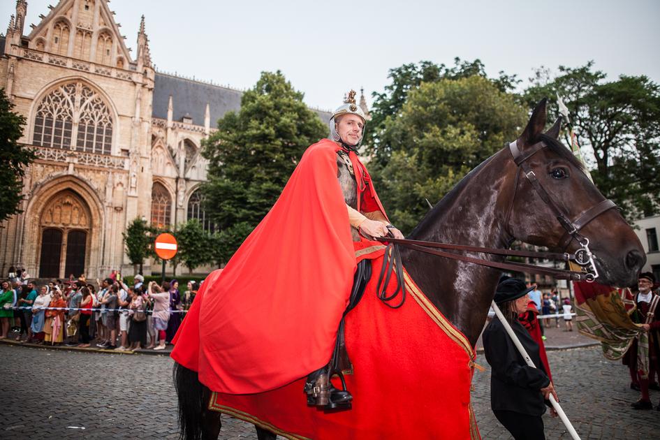Ommegang op Grote Markt lokt 3.000 mensen | BRUZZ